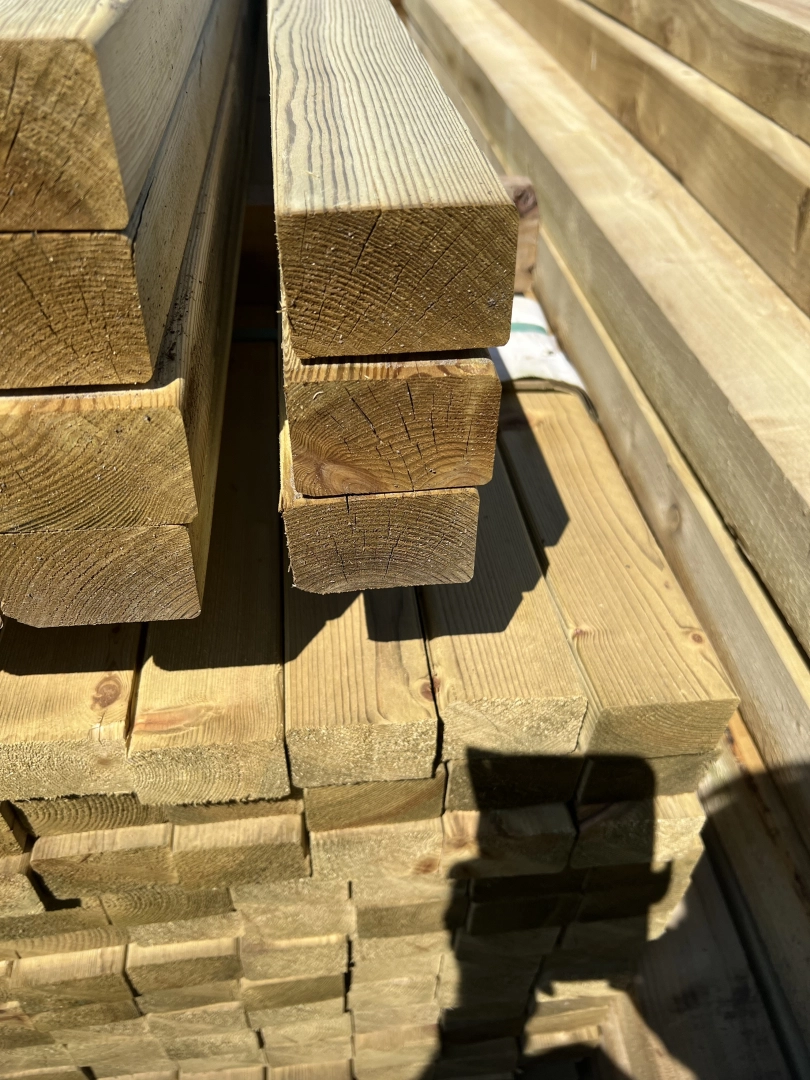 C24 timber. 3x2.    2400.   (70x 45 x 2400)